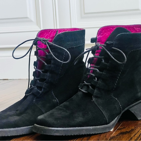 Andre Assous featherweight suede ankle boots SZ 9 made in Spain great condition. - Picture 1 of 8